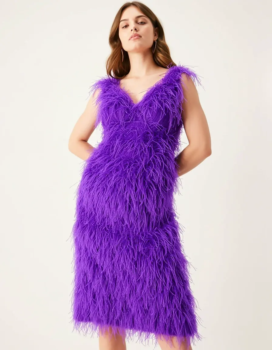 Vestito viola attillato con piume moderno