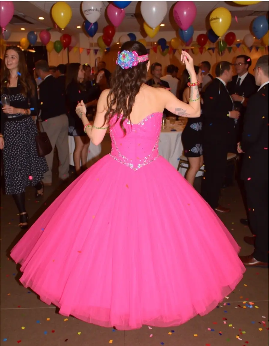 Abito rosa divertente e vivace per party e cerimonie